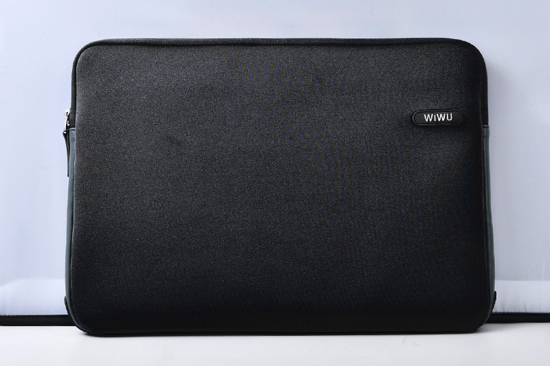 Túi chống sốc WiWU được làm từ chất liệu vải dày dặn